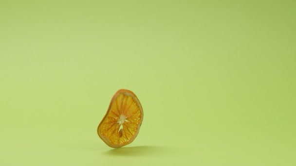 Rebanada Naranja Seco Sobre Fondo Color — Vídeos de Stock