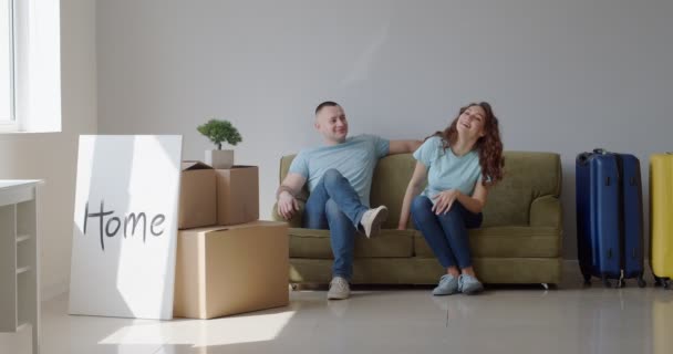 Feliz Jovem Casal Planejando Interior Seu Novo Apartamento — Vídeo de Stock