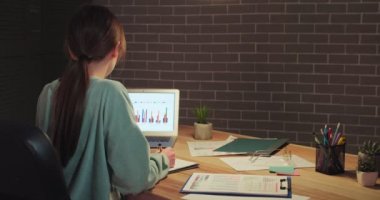 Gece geç saatlerde evde çalışan genç bir bayan serbest yazar.