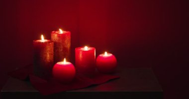 Koyu arkaplanda yanan güzel mumlar