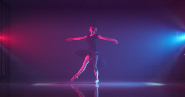 Όμορφη Νεαρή Μπαλαρίνα Χορεύει Στη Σκηνή — Αρχείο Βίντεο