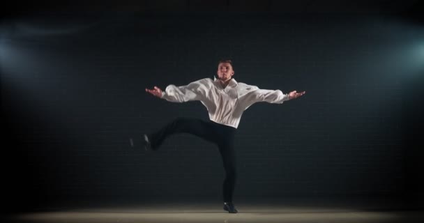 若い男が舞台で踊る — ストック動画