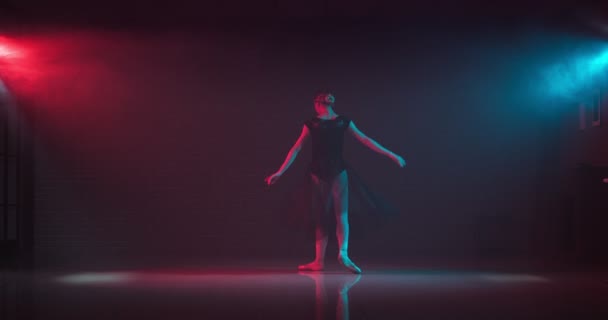 Красивая Молодая Балерина Танцует Сцене — стоковое видео