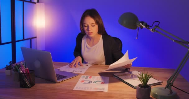 Gece Geç Saatlere Kadar Evde Çalışan Yorgun Kadın Serbest Yazar — Stok video