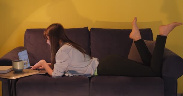 Gece Geç Saatlerde Evde Çalışan Genç Bir Bayan Serbest Yazar — Stok video