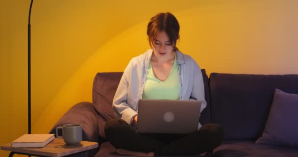 Gelukkig Vrouwelijke Freelancer Afwerking Van Haar Werk Thuis Laat Avond — Stockvideo