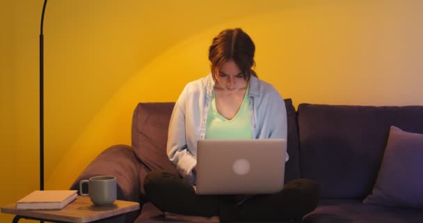 Zmęczony Kobieta Freelancer Pracuje Domu Późnym Wieczorem — Wideo stockowe