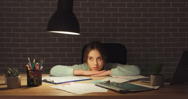 Jonge Vrouwelijke Freelancer Aan Tafel Laat Avond — Stockvideo