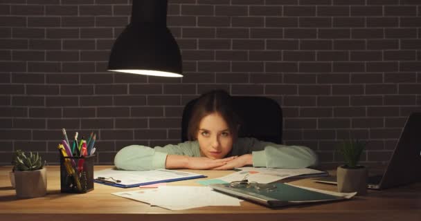 Jonge Vrouwelijke Freelancer Aan Tafel Laat Avond — Stockvideo