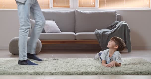 Маленький Хлопчик Його Батько Грають Шахи Вдома — стокове відео