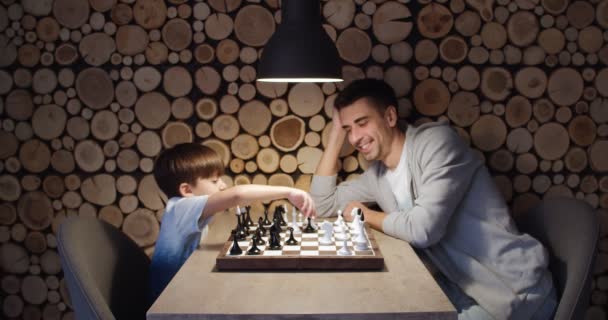 Отец Маленький Сын Играют Шахматы Дома — стоковое видео