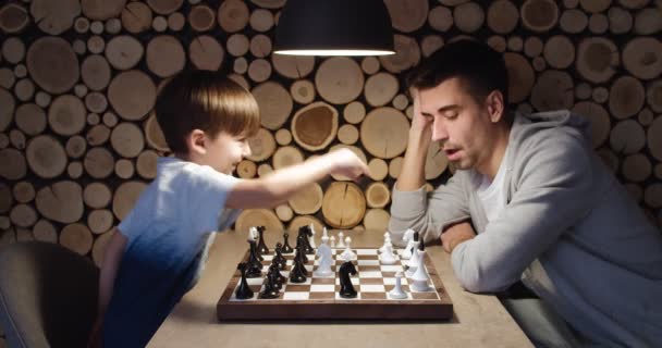 Vater Und Kleiner Sohn Spielen Hause Schach — Stockvideo
