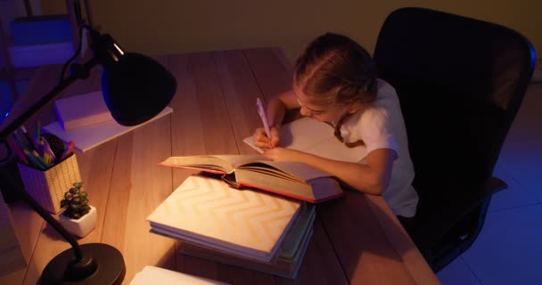 Kleine Schülerin Macht Spätabends Hausaufgaben — Stockvideo