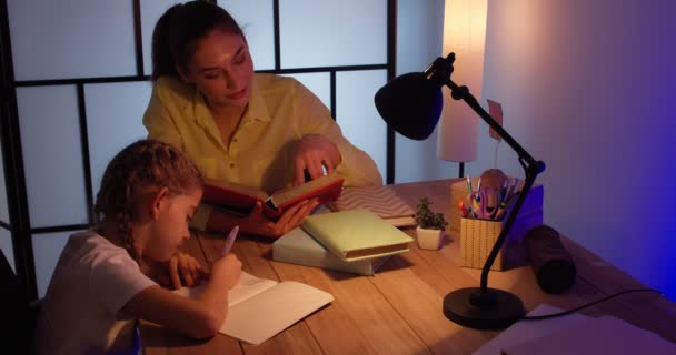 Mulher Ajudando Sua Filhinha Com Lição Casa Tarde Noite — Vídeo de Stock