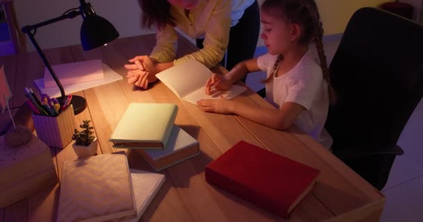 Boos Moeder Uitschelden Haar Kleine Dochter Voor Fout Huiswerk Laat — Stockvideo