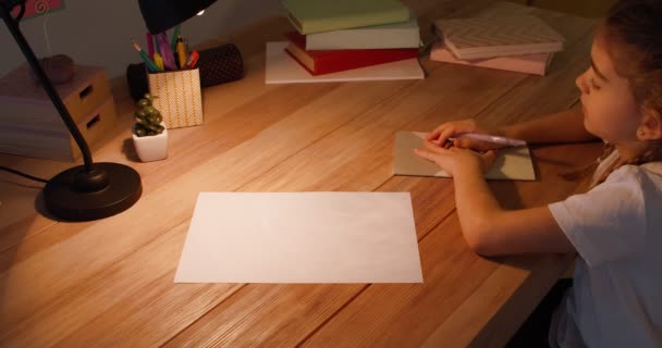 Kleines Schulmädchen Beschließt Nach Beendigung Ihrer Hausaufgaben Spät Abend Zeichnen — Stockvideo