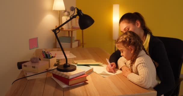 Mujer Ayudando Pequeña Hija Con Tarea Tarde Noche — Vídeo de stock