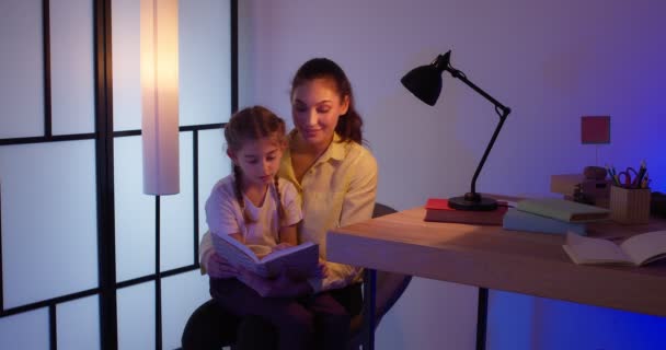 Gelukkig Vrouw Helpen Haar Kleine Dochter Met Huiswerk Laat Avond — Stockvideo