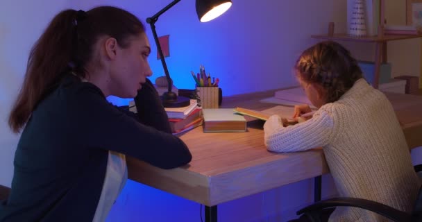 Moe Vrouw Helpen Haar Dochtertje Met Huiswerk Laat Avond — Stockvideo
