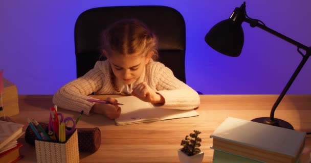 Gestresste Kleine Schülerin Macht Spätabends Hausaufgaben — Stockvideo