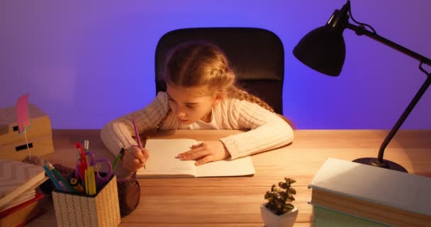 Маленька Школярка Робить Домашнє Завдання Пізно Ввечері — стокове відео