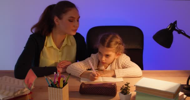 Vrouw Helpen Haar Dochtertje Met Huiswerk Laat Avond — Stockvideo