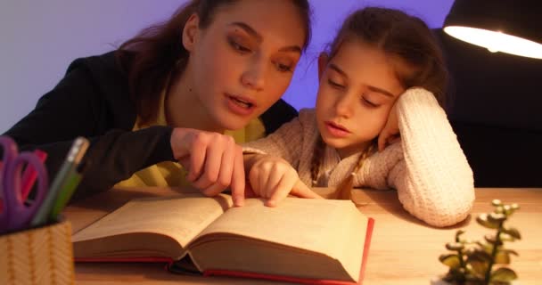 Mujer Ayudando Pequeña Somnolienta Hija Con Tarea Hasta Tarde Noche — Vídeo de stock