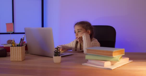 Mała Uczennica Laptopem Odrabiająca Lekcje Późnym Wieczorem — Wideo stockowe