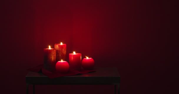 Schöne Brennende Kerzen Auf Dunklem Hintergrund — Stockvideo