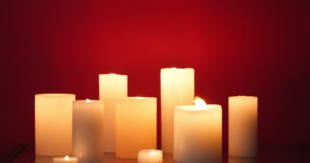 彩色背景上漂亮的蜡烛 — 图库视频影像