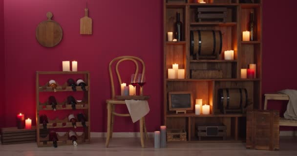 Interieur Des Modernen Weinkellers Mit Kerzen — Stockvideo