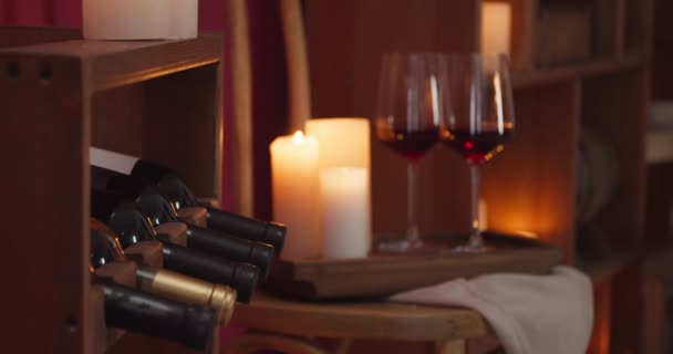 ワインのグラスとセラーの椅子の上でろうそくを燃やす — ストック動画