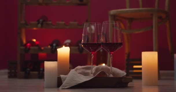 Copos Vinho Velas Acesas Chão — Vídeo de Stock