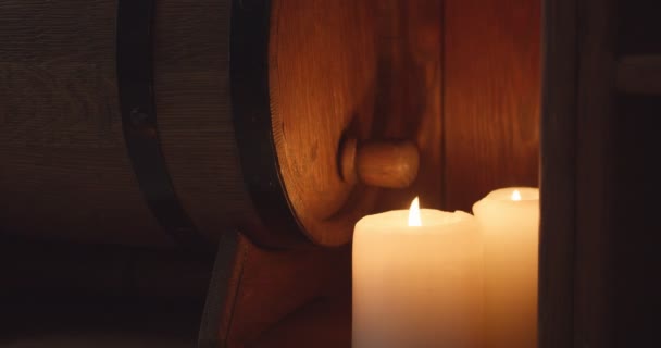 Κάψιμο Κεριών Κοντά Ξύλινο Βαρέλι Στο Κελάρι Κρασιού — Αρχείο Βίντεο