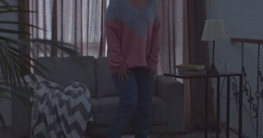 Genç bayan kanepeye oturur ve kitap okur.