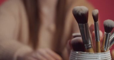 Makyaj fırçalı genç kadın, yakın plan.