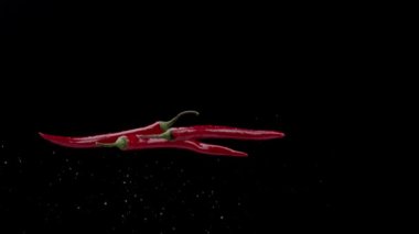 Koyu arkaplanda taze kırmızı biber.