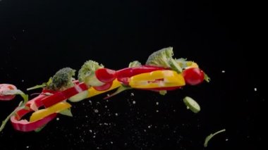 Koyu arka planda taze uçan sebzeler