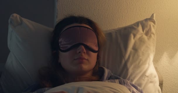 Genç Kadın Geceleri Yatakta Uyuyor — Stok video