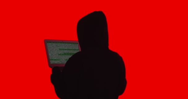 Hacker Con Portátil Sobre Fondo Color — Vídeo de stock