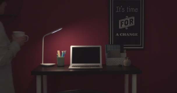 Mujer Joven Que Trabaja Ordenador Portátil Mesa Por Noche — Vídeos de Stock