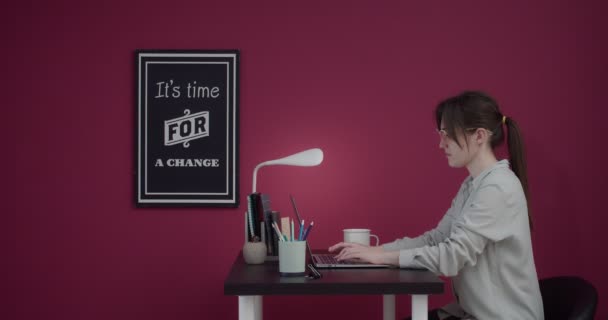 Jonge Vrouw Werkt Laptop Het Drinken Van Koffie Aan Tafel — Stockvideo