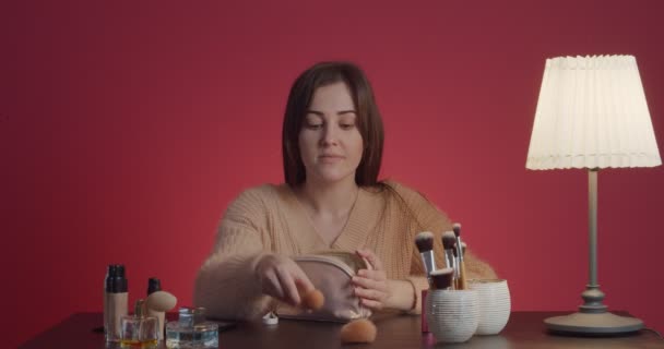 Jonge Vrouw Neemt Cosmetica Borstels Uit Zak Aan Tafel — Stockvideo