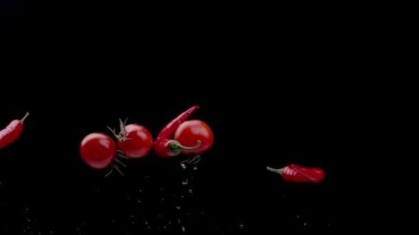 Čerstvé Létání Cherry Rajčata Chilli Papričky Tmavém Pozadí — Stock video