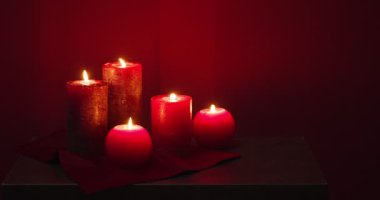 Koyu arkaplanda yanan güzel mumlar