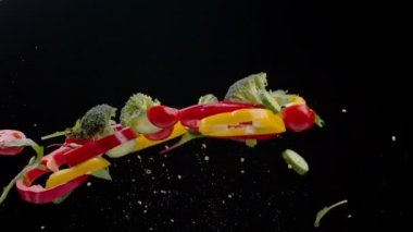 Koyu arka planda taze uçan sebzeler