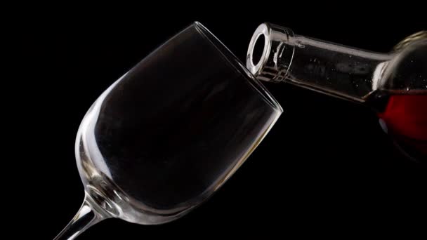 Verter Vino Vaso Sobre Fondo Oscuro — Vídeos de Stock