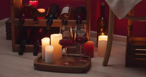 Brillen Van Wijn Brandende Kaarsen Staan Met Flessen Vloer — Stockvideo