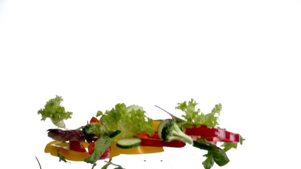 Frisches Fliegendes Gemüse Auf Weißem Hintergrund — Stockvideo