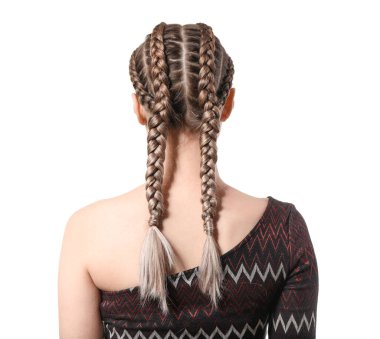 Beyaz arka planda örgülü saçları olan güzel bir genç kadın.